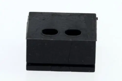 Schwarzes Bauteil mit zwei runden Öffnungen, vermutlich eine Kabeldurchführung, hergestellt von Bosch.